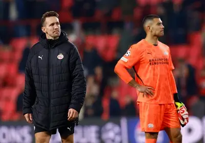 PSV-aanvoerder De Jong richt pijlen op plek 2 na Champions League-deceptie: ‘Moeten het zelf om zien te draaien’