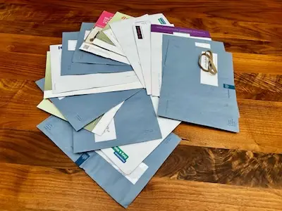 Vrouw doet bijzondere vondst op straat: ‘Geef maar af bij een PostNL-punt, zeiden ze’