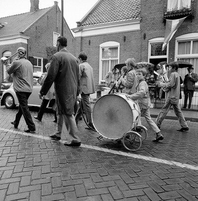 Er trekt een optocht door de straat: wie toetert er lekker mee in 1971?