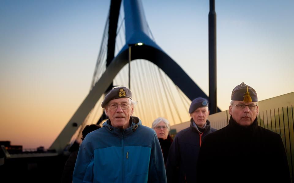 Op deze brug loopt élke dag iemand de Sunset March als eerbetoon. Nu is de Friese veteraan Roel (72) aan de beurt