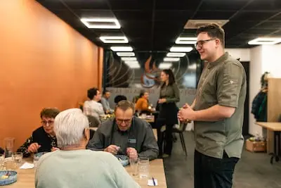Van garage tot eigen zaak: Swen (23) runde op z'n vijftiende een cateringbedrijf, nu heeft hij een restaurant
