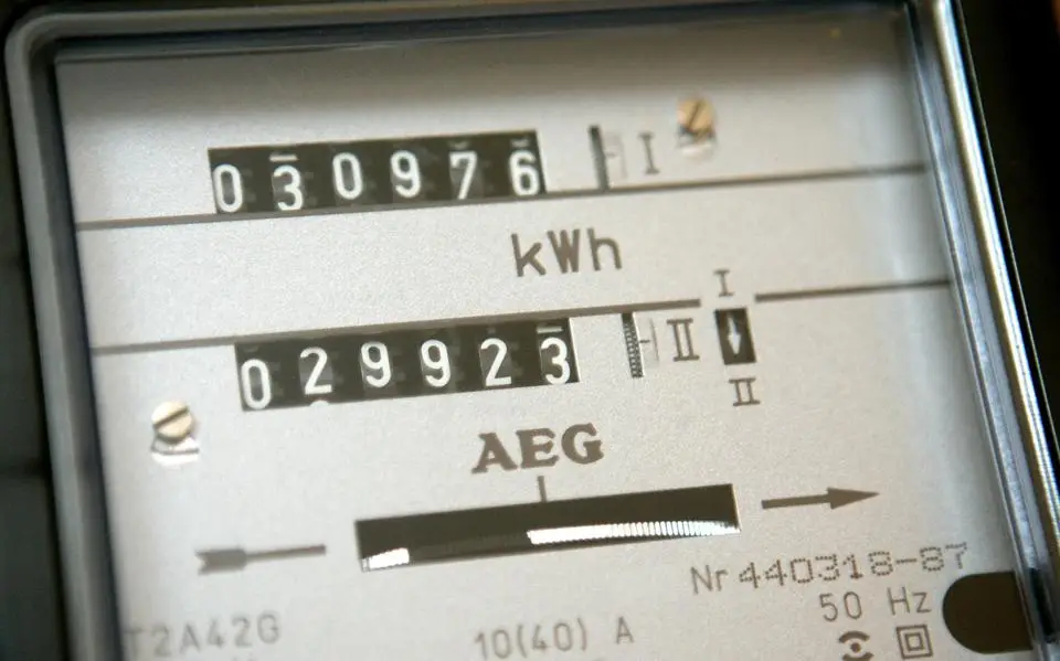 Eigen stroom van zonnepanelen nauwelijks nog wat waard. Is het tijd voor een thuisbatterij? Dit zijn de voor- en nadelen