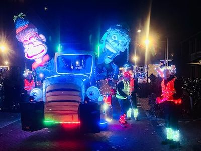 Acteurs van New Kids in Oeteldonk, optocht in Breda verlaat en de lichtjesoptocht in Teteringen: dit was carnavalsmaandag in Brabant