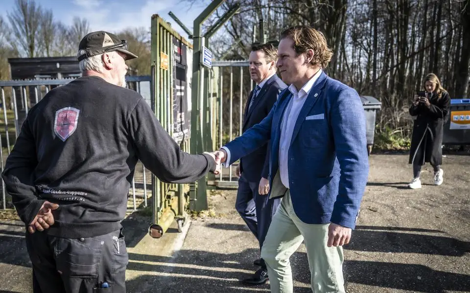 Verdwijning proefboerderij in Munnekezijl voor oefenterrein Defensie ‘tegen onacceptabele aan’, zegt staatssecretaris na werkbezoek