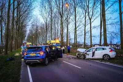 Ernstig ongeluk in Best: twee auto's botsen frontaal op elkaar, traumaheli rukt uit