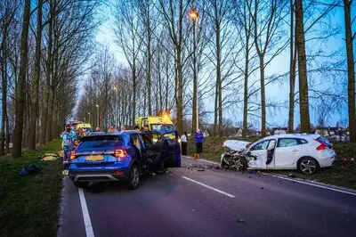 Twee auto's botsen frontaal op elkaar in Best: bestuurder zwaargewond, traumaheli rukt uit