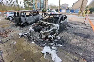 Auto’s volledig uitgebrand op parkeerterrein in Eindhoven, accu ontvlamt twee uur later opnieuw