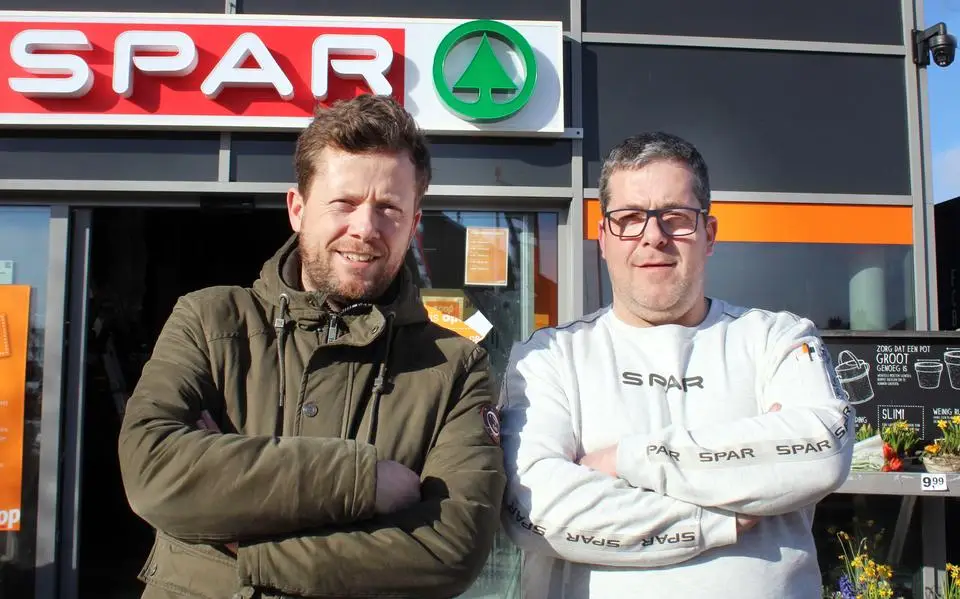 Broers geven supermarkten in Ternaard en Holwert nieuw gezicht: ‘Winkel is fan grut belang foar leefberheid yn it doarp’