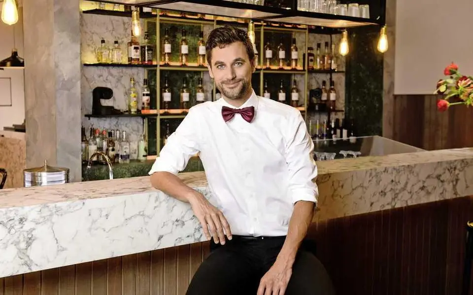Barman Victor stopt na 800 afleveringen bij First dates en blikt terug op flirts aan de bar en gênante dates. 'Ik heb nog ijs geschept op zijn bruiloft'