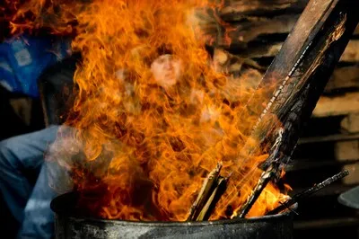 vlaardingen jongeren stoken een vuurtje tijdens het stapelen van pallets voor de opbouw van een vreugdevuur dat tijdens de jaarwisseling ontstoken zal worden anp robin utrecht