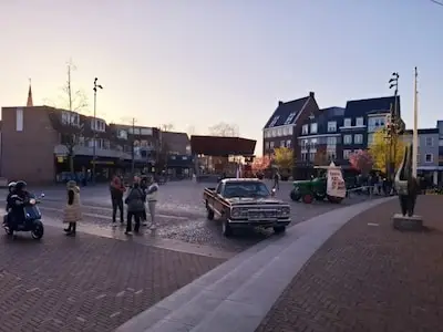 Weer protest tegen azc bij gemeentehuis in Best, tijdens vergadering klinken buiten sirenes