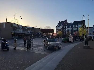 Nieuw lawaaiprotest tegen azc in Best heeft resultaat, demonstranten eisen bij gemeentehuis ontslag van wethouder