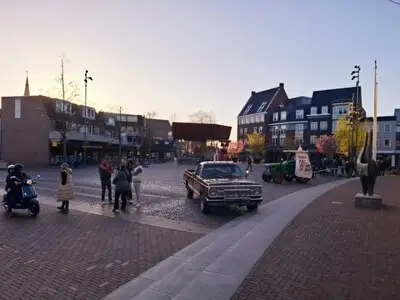 Weer protest tegen azc bij gemeentehuis in Best, terwijl vergadering over nieuwkomers op agenda staat