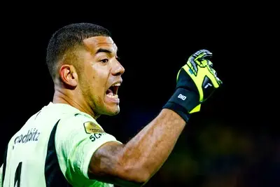 Bosz spreekt bij PSV tevredenheid uit over keeper Benitez, die nog wacht op nieuw contractvoorstel