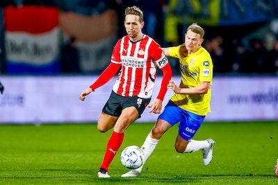 LIVE | PSV dendert door na rust: Luuk de Jong kopt derde doelpunt binnen tegen RKC