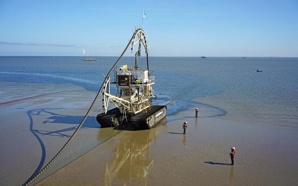 Zo legt dit kolossale rupsbandenvoertuig straks bij Schiermonnikoog zeekabels aan in de waddenbodem. ‘Minimale impact op ecologie’