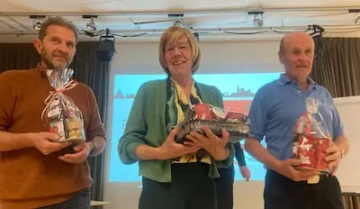 Poelieboik, vurrelleke en skraaije: Wilma draaide er tijdens het Grôwt Hellemonds Diktee haar hand niet voor om