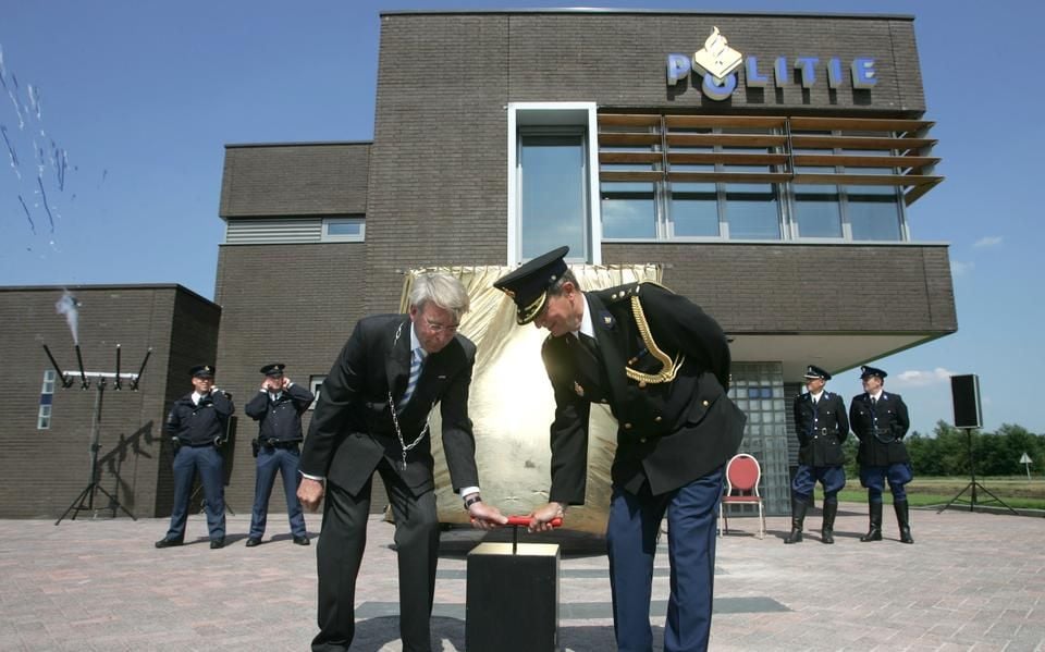 In Friesland blijven amper politiebureaus over, burgemeester gaf goede voorbeeld met protest in Wolvega | LC commentaar