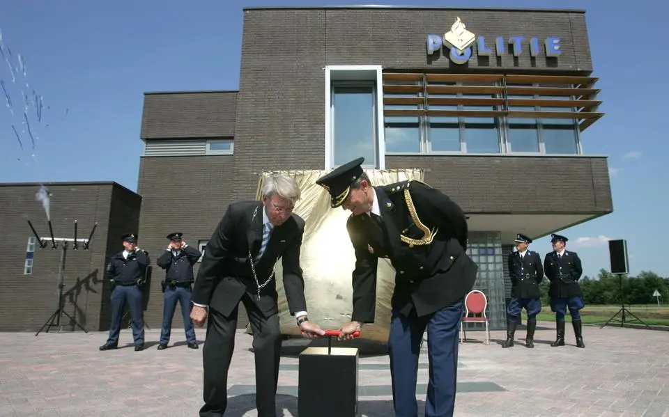 In Friesland blijven amper politiebureaus over, burgemeester gaf goede voorbeeld met protest in Wolvega | LC commentaar