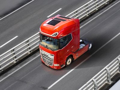 Een DAF met zonnepanelen: nog niet voor de truck, maar met genoeg stroom voor de televisie van de chauffeur