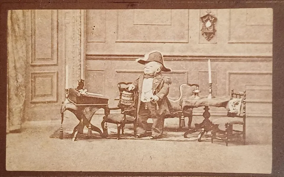 Is de tompoes vernoemd naar deze kleine Friese Admiraal? Franeker viert verjaardag van wereldberoemde Jan Hannema met een eigen roze gebakje