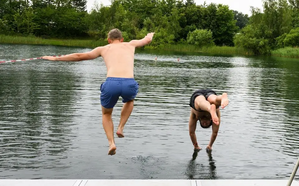 Reddingsbrigade waarschuwt: buitenwater nog erg koud. ‘Ga lekker pootje baden’