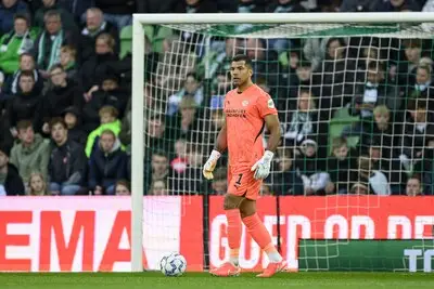 PSV-keeper Benitez moet afwachten na blessure, voorzichtige hoop op meevaller