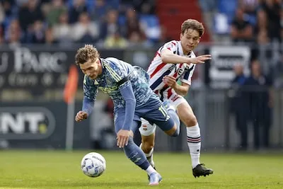 Vader Joris werd om toestemming gevraagd, daarna werd zoon Jens Mathijsen (17) tegen Ajax voor de leeuwen gegooid