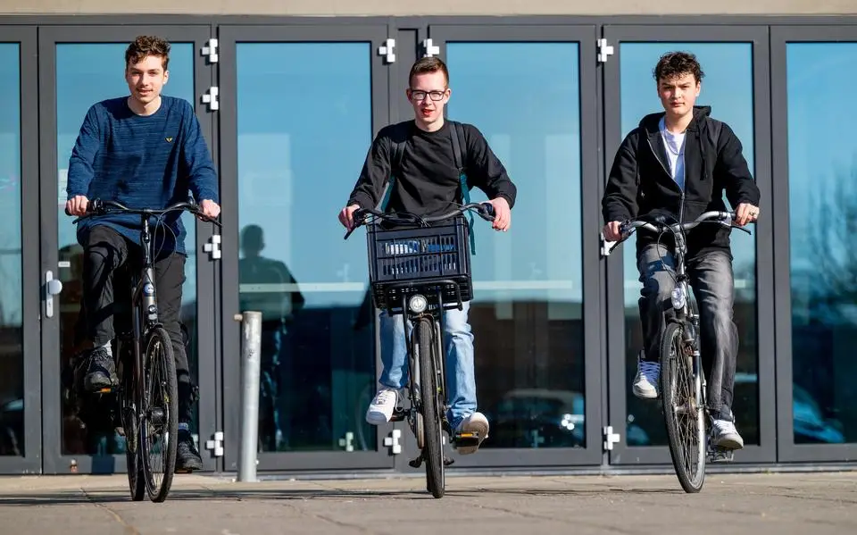 Scholieren Mattheüs, Jasper en Alexander uit Drachten onderzoeken hoe ze hun CO2-uitstoot kunnen verminderen