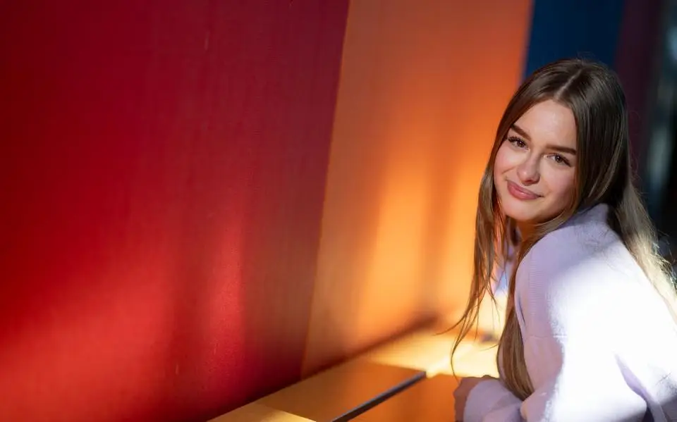 Ydwer Elin (15) uit Wierum onderzocht integratie van statushouders in Noardeast-Fryslân. ‘Veel mensen weten er niet veel van’