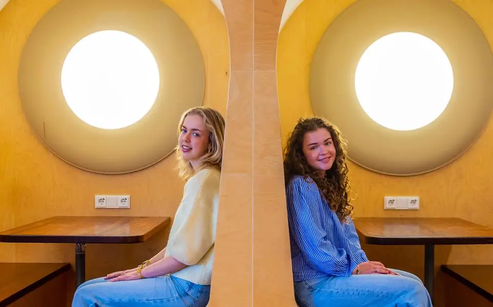 Hoe Friese scholieren Liecke (16) en Rosalie (17) het taboe op eenzaamheid doorbreken: ‘Hulp vragen mag’