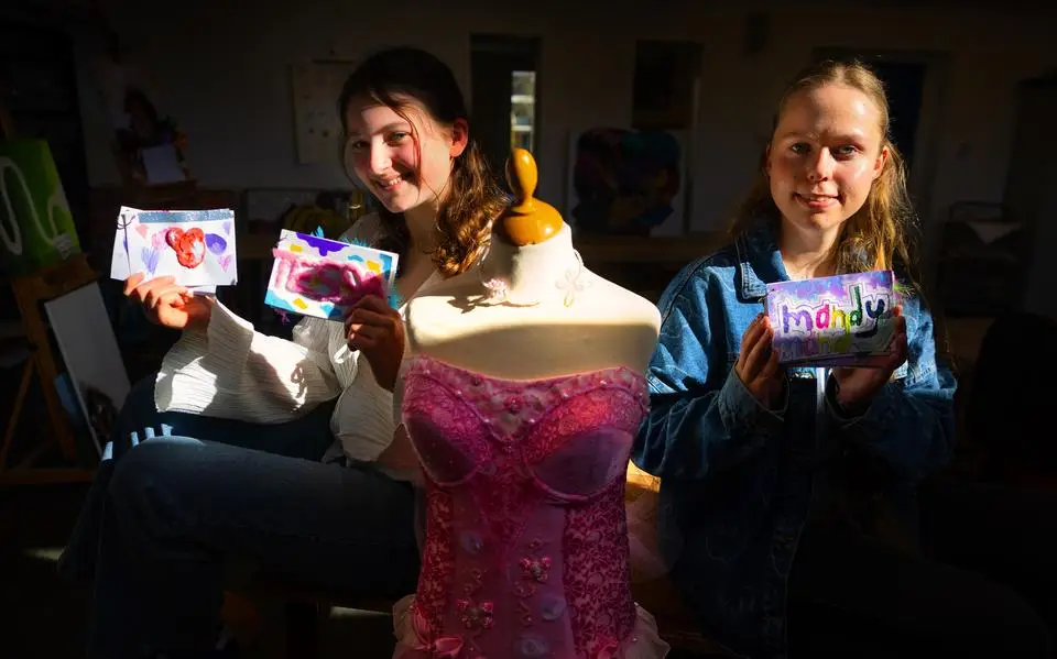 Friese scholieren Mandy en Tessa stonden ineens voor klassen vol kinderen en waren geliefd met hun kunstproject