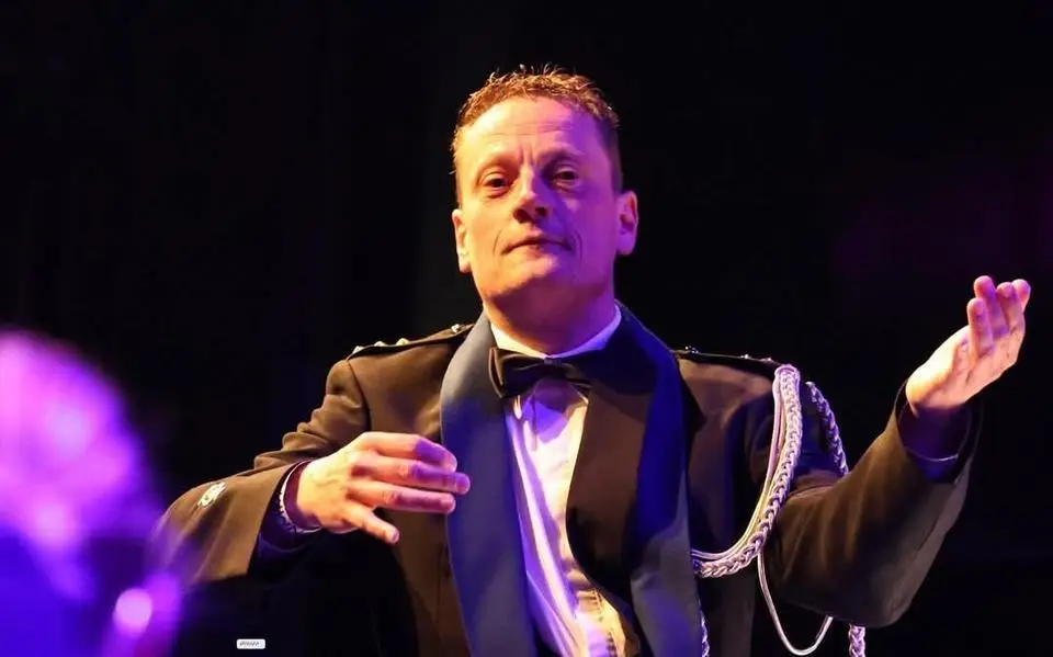 Ido Kempenaar: van jonge slagwerker bij de plaatselijke brassband naar chef-dirigent van de marechaussee