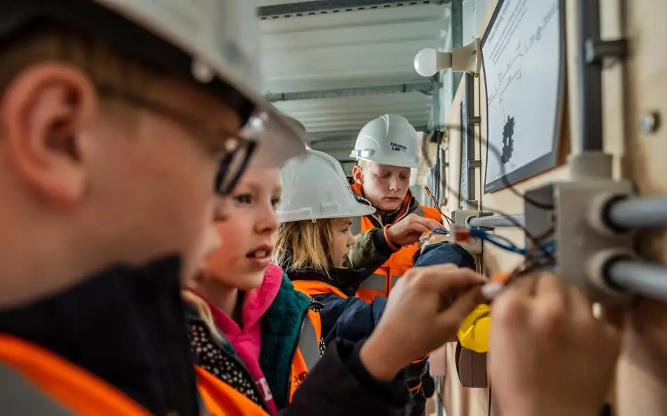 Basisschoolleerlingen leren in Bolsward over stroom. ‘Je ziet hier heel andere kinderen opbloeien dan in de klas’