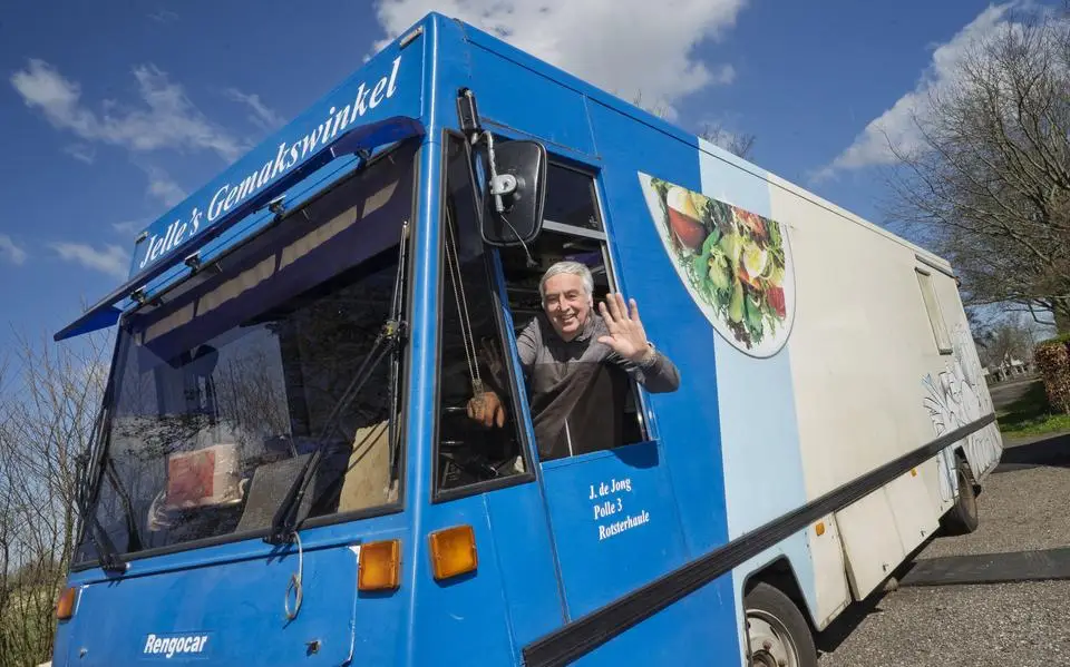 Na 55 jaar stopt Jelle (70) uit Rotsterhaule met zijn rijdende supermarkt: ‘Dat wie it dan, myn lêste rit’