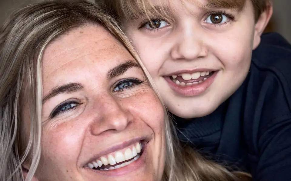 Ernstig zieke Tijl (8) krijgt in het UMCG een nieuwe lever. Zijn moeder is de donor. ‘Deze mensen zijn onze superhelden’
