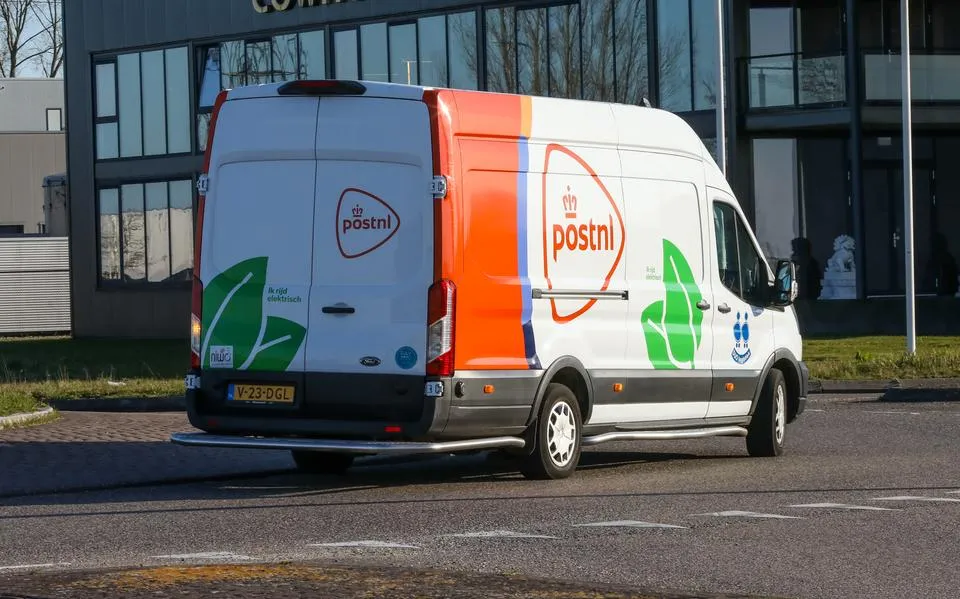 Pakketbezorgster kijkt op Facebook en botst op politieauto: werkstraf en voorwaardelijke rijontzegging