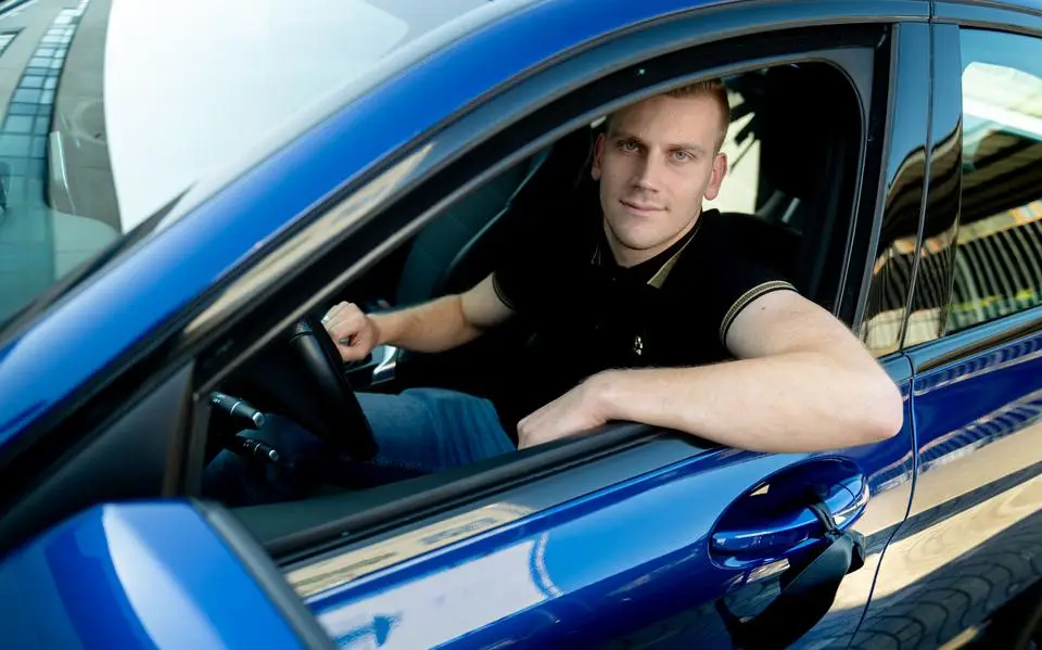 Chris (25) uit IJlst rijdt met een zwart lint aan zijn auto: ‘Rijd niet roekeloos’
