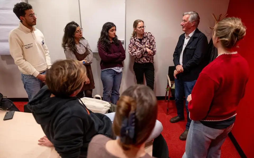 Gepensioneerd plastisch chirurg Cees (79) uit Leeuwarden coachte 150 studenten: kijk naar de hele mens