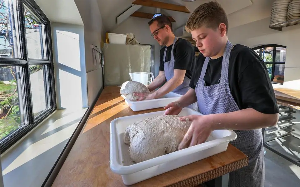 Bauke (17) uit Pietersbierum bakt met zijn eigen familietarwe om het bakkersvak te leren: ‘Ik fyn it leuk’