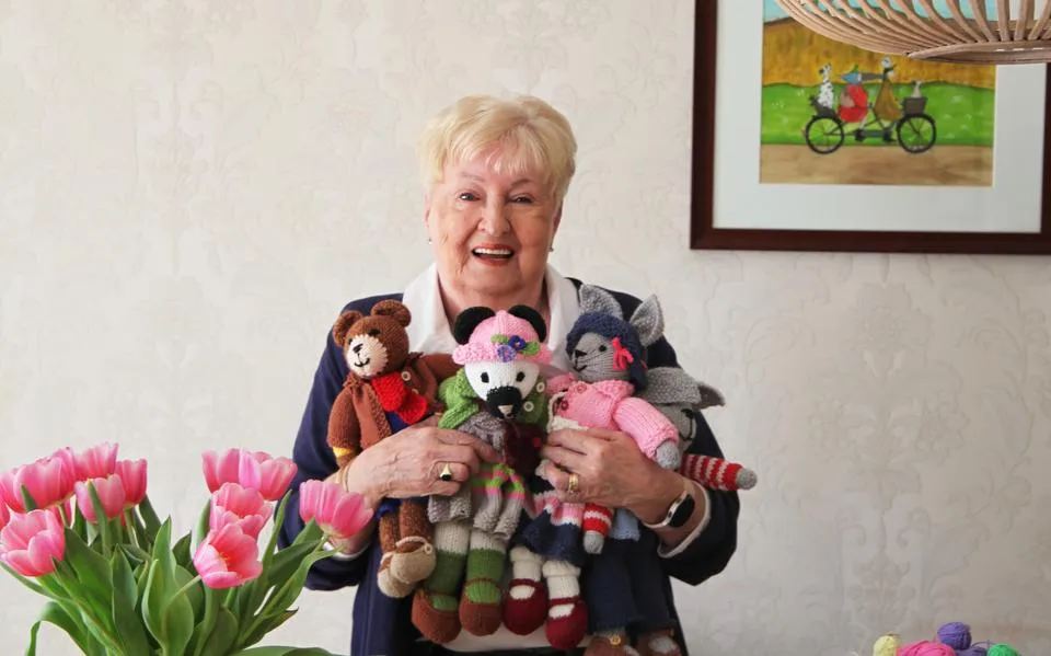 Voor Olive (80) uit Workum is het breien van knuffels de ultieme ontspanning: ‘Mensen vinden het mooi dat ze handgemaakt zijn’