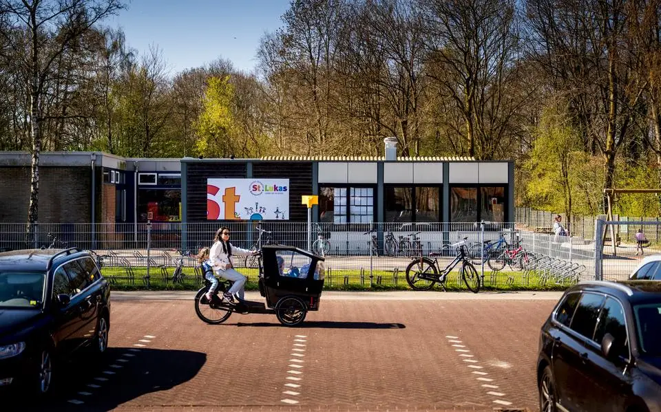 Fietsstraat en schoolzone om verkeerschaos bij tijdelijk onderkomen Sint Lukasschool in Drachten te bestrijden