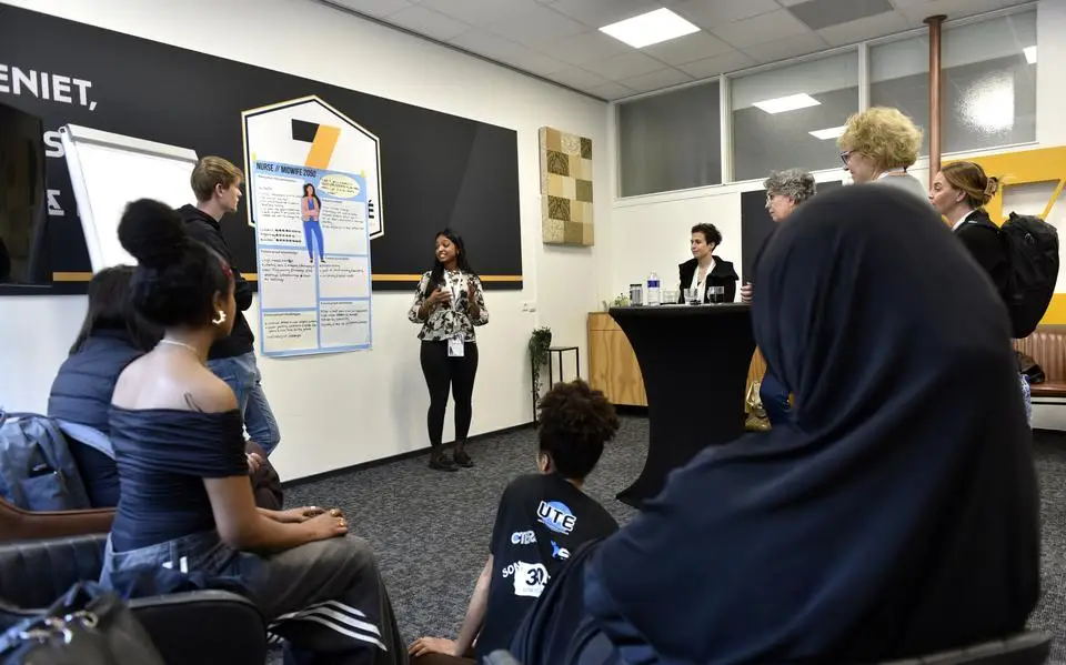 Verpleegkundigen maken in Leeuwarden kennis met Rebella, hun collega van de toekomst. ‘Trots op haar beroep’