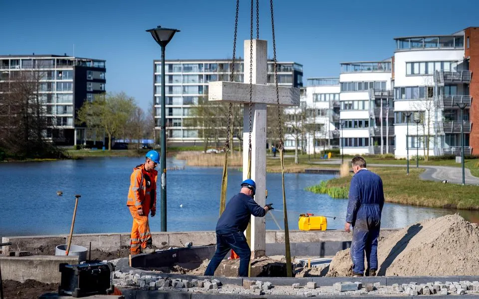 In de raadszaal van Drachten is de pijn om de onrust rond de oorlogsmonumenten voelbaar: ‘Dit is sâlt struie yn iepen wûnen’