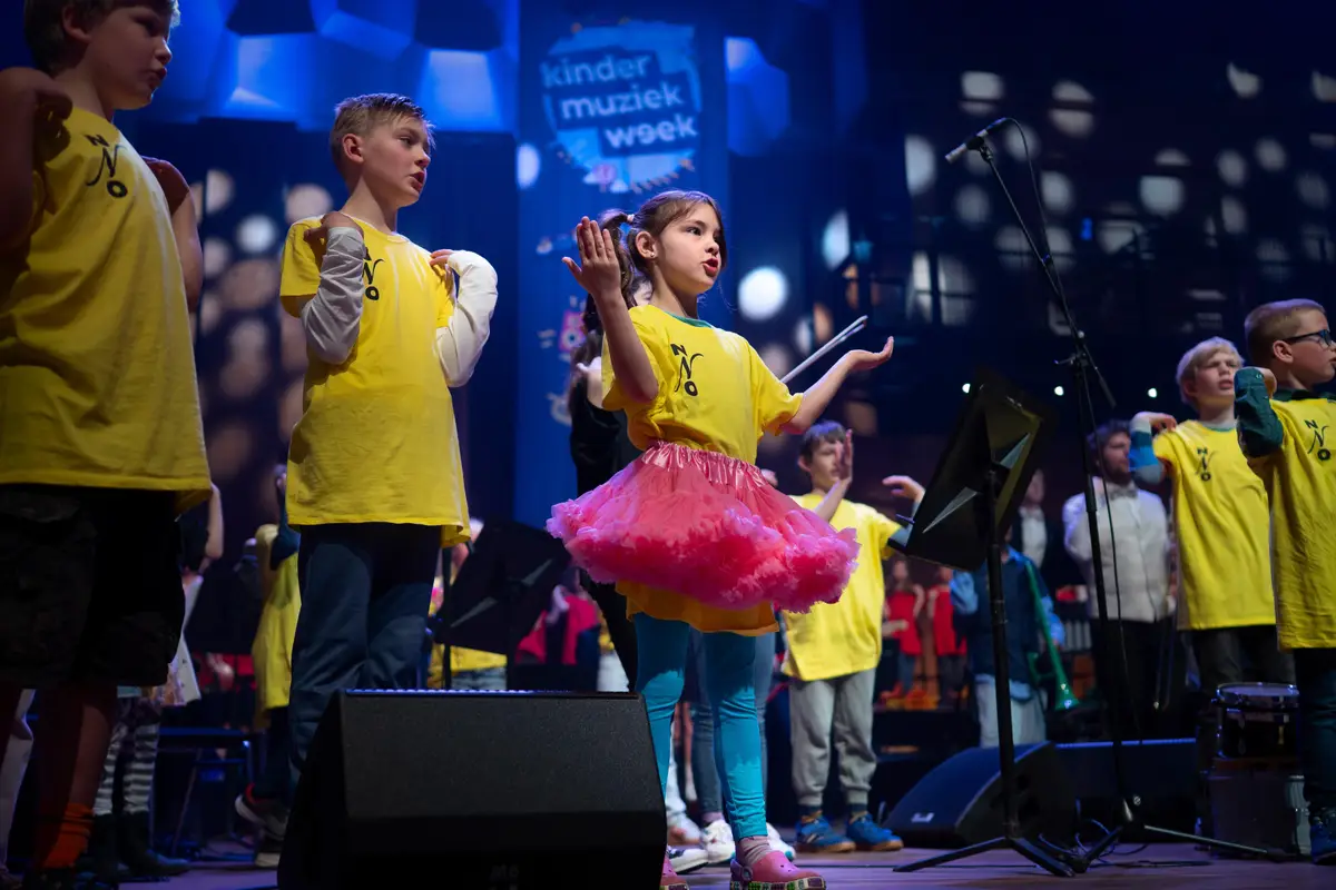 Kindermuziekweek trapt af met 700 gillende scholieren en het NNO. ‘Geloof in je dromen!’