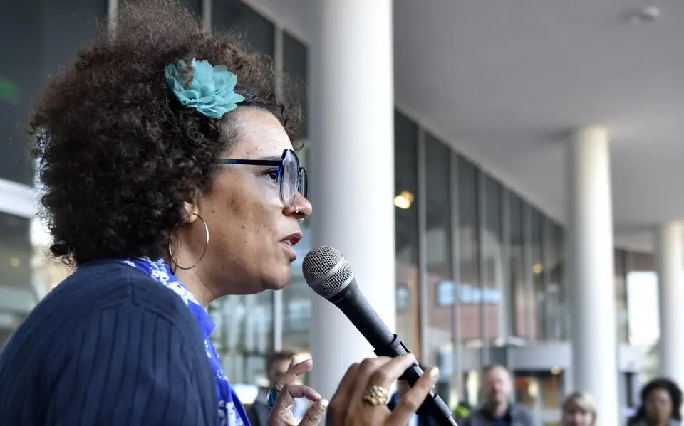‘Spoken word’ op de vrijdagmarkt in Leeuwarden: de wethouder en Babs Gons dragen voor. ‘Stem van de rebellie’