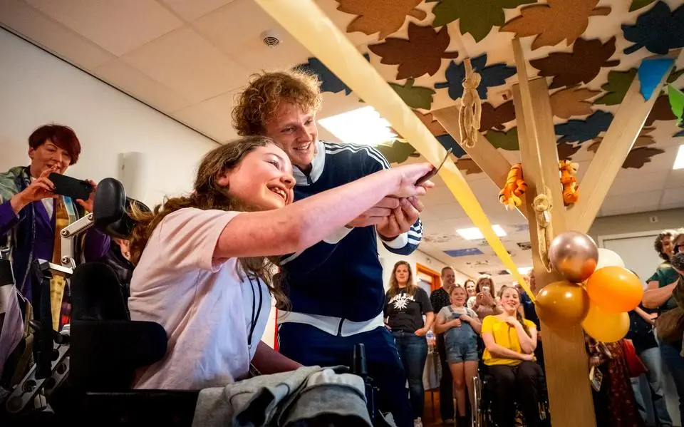 Friese atleet Joël de Jong opent vernieuwde kinderenkliniek Beetsterzwaag: stuk huiselijker na metamorfose