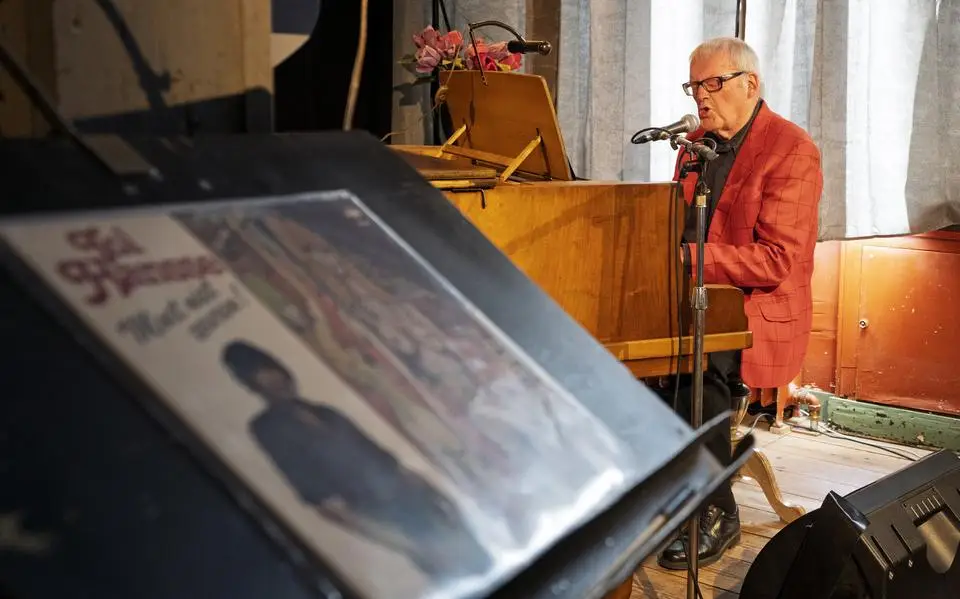 Clous van Mechelen (84) zingt in Theater Boterkoek in Sint Annaparochie: ‘huiskamertheater uit liefde’