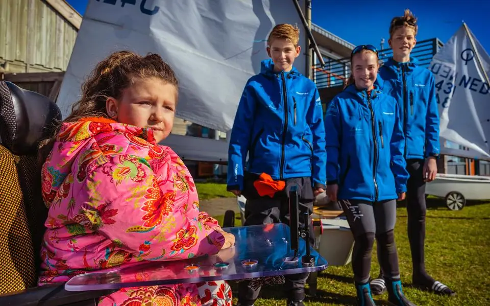Ties (13) uit Akkrum zeilt IJsselmeer over voor zieke Else (7), dochter van zijn leraar