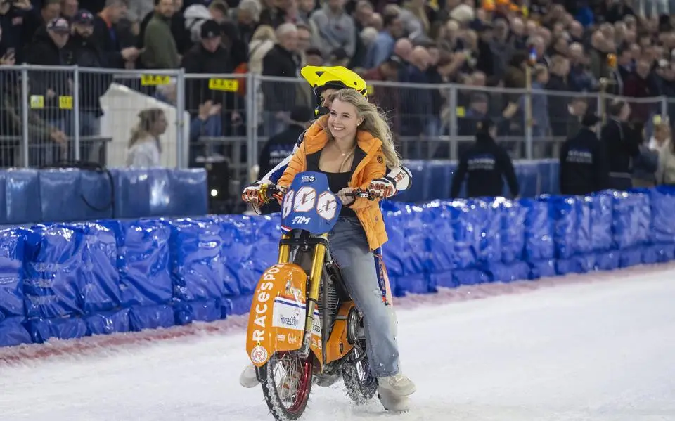 IJsbaan aan flarden, maar Jasper Iwema brengt Thialf op WK ijsspeedway met derde plaats wel in extase